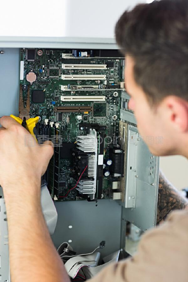 巧手修電腦 計算機工程師的鉗子藝術
